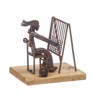 Escultura mujer tejedora