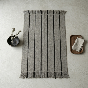Bajada de cama gris y negro 141x72 cm.