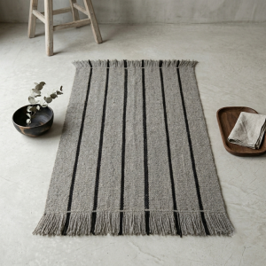 Bajada de cama gris y negro 140x72 cm.